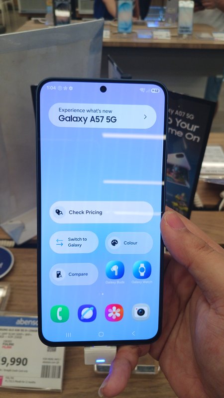 Vista frontal de un Samsung Galaxy A57 5G en exposición.