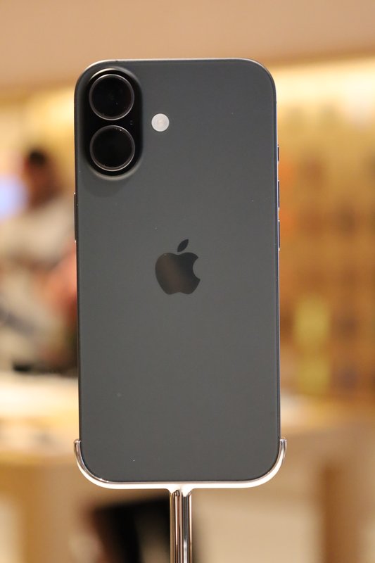 Parte trasera de un iPhone 17 en un soporte de exposición.